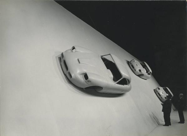 Milano - Fiera campionaria del 1964 - Padiglione Montecatini - Mostra "Gli sviluppi della industria petrolchimica attraverso la storia della goccia di petrolio" - Sala vernici - Parete principale