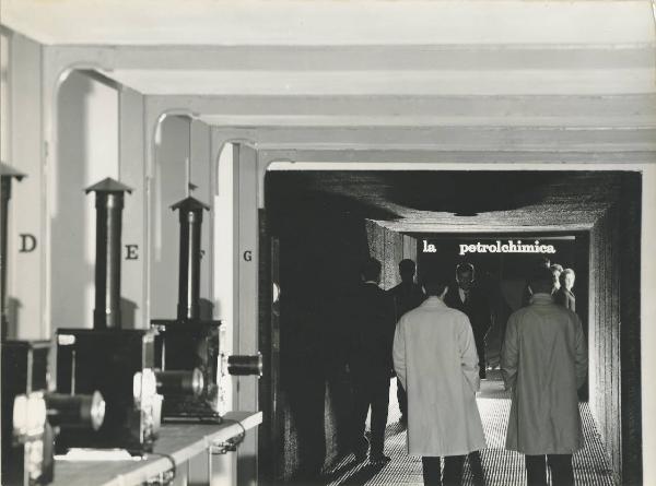 Milano - Fiera campionaria del 1964 - Padiglione Montecatini - Mostra "Gli sviluppi della industria petrolchimica attraverso la storia della goccia di petrolio" - Sala successivi sviluppi - Lanterne - Ingresso alla sala chimica del petrolio