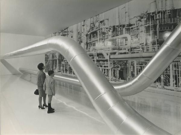 Milano - Fiera campionaria del 1964 - Padiglione Montecatini - Mostra "Gli sviluppi della industria petrolchimica attraverso la storia della goccia di petrolio" - Sala chimica del petrolio - Visitatori