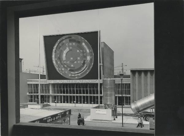 Milano - Fiera campionaria del 1964 - Padiglione Montecatini - Esterno - Pannello - Cisterne in alluminio