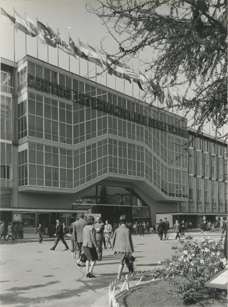 Milano - Fiera campionaria del 1964 - Centro Internazionale degli Scambi - Esterno - Visitatori