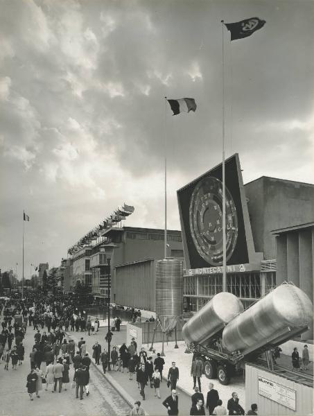 Milano - Fiera campionaria del 1964 - Padiglione Montecatini - Esterno - Esposizione Alluminio - Esposizione Vedrilene - Visitatori