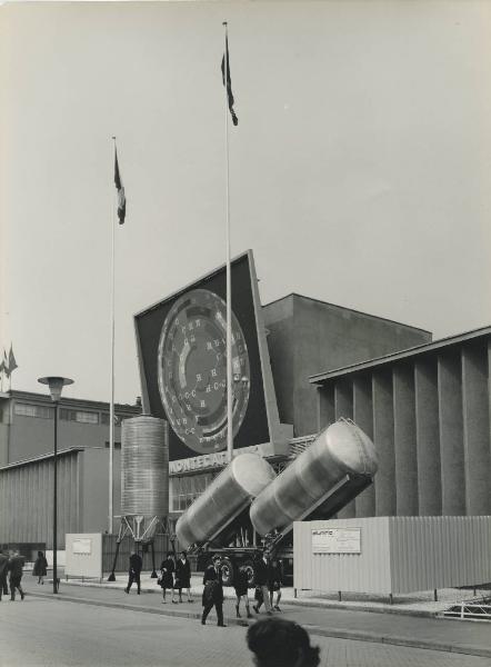 Milano - Fiera campionaria del 1964 - Padiglione Montecatini - Esterno - Pannello - Cisterne in alluminio - Visitatori