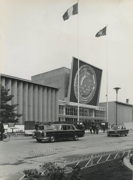 Milano - Fiera campionaria del 1964 - Padiglione Montecatini - Esterno - Pannello