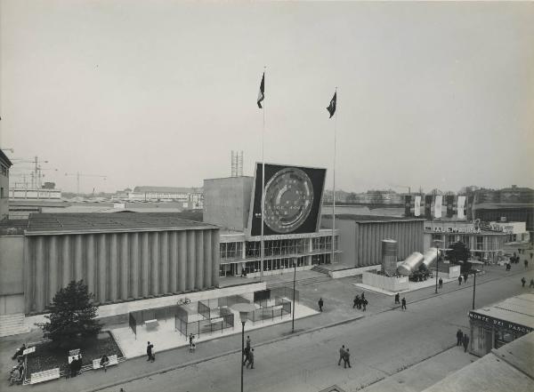 Milano - Fiera campionaria del 1964 - Padiglione Montecatini - Esterno - Esposizione Alluminio - Esposizione Vedrilene - Visitatori