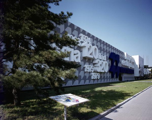 Milano - Fiera campionaria del 1975 - Padiglione Montecatini - Facciata - Pannello con pianta