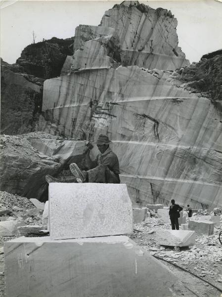 Castelnuovo di Garfagnana - Cava - Cavatore lavora un bloco di marmo