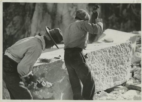 Carrara - Cava di marmo - Riquadratura dei blocchi