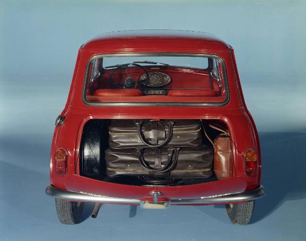 Innocenti - Sala posa SIRA - Automobile Mini Minor MK1- Vista posteriore - Vano portabagagli con valigie