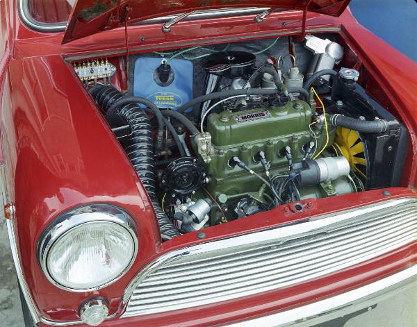 Innocenti - Sala posa SIRA - Automobile Mini Minor MK1- Vano motore aperto