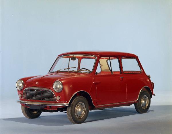 Innocenti - Sala posa SIRA - Automobile Mini Minor MK1- Vista anteriore sinistra di tre quarti