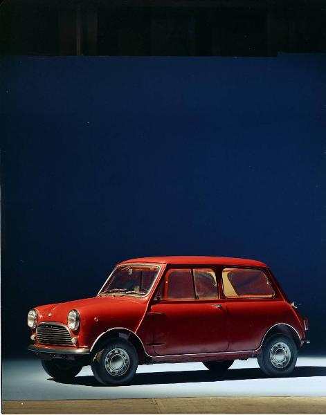 Innocenti - Sala posa SIRA - Automobile Mini Minor MK1- Vista anteriore sinistra di tre quarti