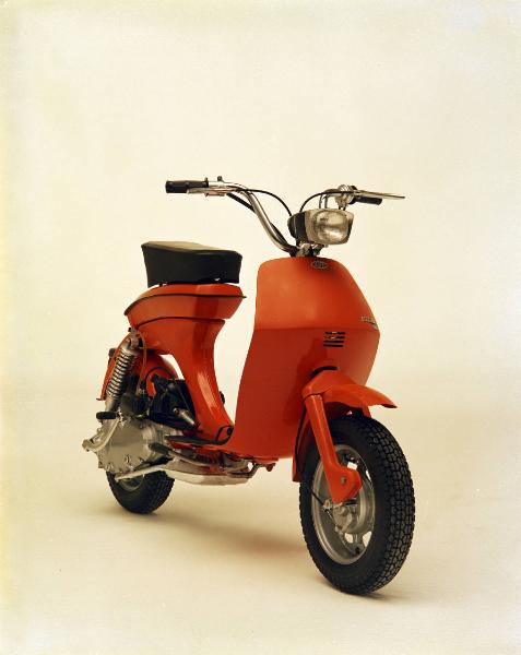 Innocenti - Sala di posa - Lambretta 50 C - Vista anteriore di tre quarti lato sinistro