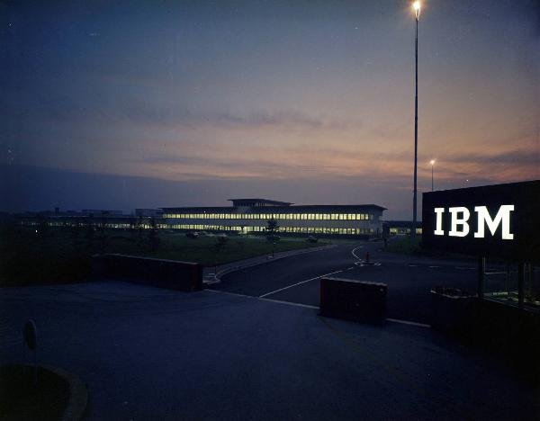 IBM Italia - Vimercate - Stabilimento - Veduta esterna notturna - Insegna luminosa