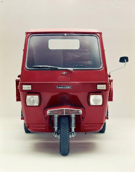 Innocenti - Icet - Cologno Monzese - Sala di posa - Motofurgone Lambro 550 V rosso - Vista anteriore