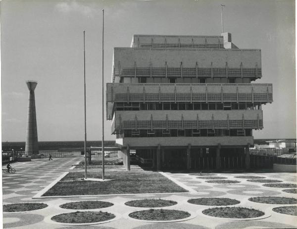 Brindisi - DIPR (Divisione petrolchimica e resine) - Stabilimento petrolchimico - Direzione e torrino piezometrico