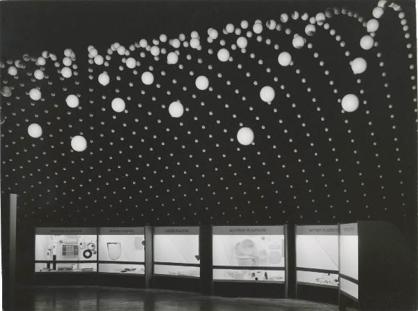 Milano - Fiera campionaria del 1960 - Padiglione Montecatini - Sala materie plastiche - Vetrine espositive - Volta virtuale