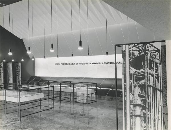 Milano - Fiera campionaria del 1960 - Padiglione Montecatini - Sala di presentazione - Veduta dell'ingresso