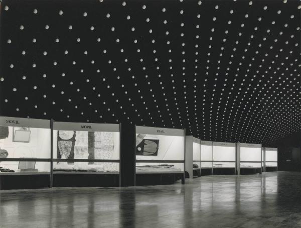 Milano - Fiera campionaria del 1960 - Padiglione Montecatini - Sala materie plastiche - Vetrine espositive - Volta virtuale