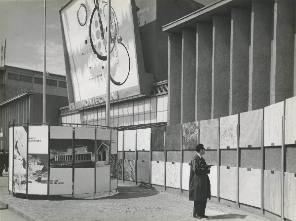 Milano - Fiera campionaria del 1960 - Padiglione Montecatini - Esterno - Marmi- Visitatore