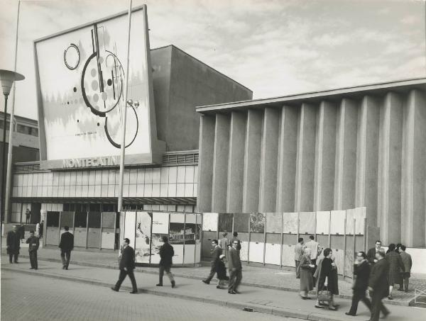 Milano - Fiera campionaria del 1960 - Padiglione Montecatini - Esterno - Marmi- Visitatori