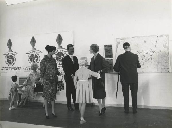 Milano - Fiera campionaria del 1960 - Padiglione Montecatini - Sala Rhodia - Modello di banchina metropolitana - Manichini