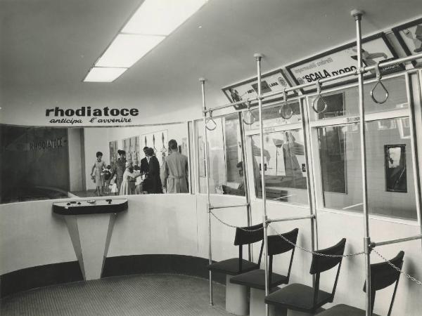 Milano - Fiera campionaria del 1960 - Padiglione Montecatini - Sala Rhodia - Prototipo di un mezzo di trasporto - Interno