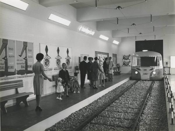 Milano - Fiera campionaria del 1960 - Padiglione Montecatini - Sala Rhodia - Prototipo - Stazione metropolitana Cordusio - Manichini