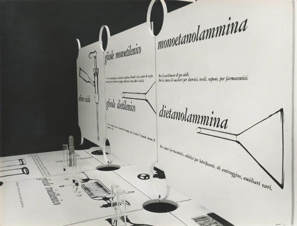 Milano - Fiera campionaria del 1960 - Padiglione Montecatini - Sala prodotti chimici diversi - Dettaglio esposizione