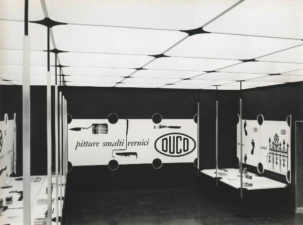 Milano - Fiera campionaria del 1960 - Padiglione Montecatini - Sala prodotti chimici diversi - Dettaglio installazione - Duco