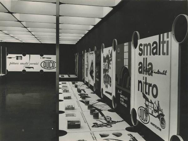 Milano - Fiera campionaria del 1960 - Padiglione Montecatini - Sala prodotti chimici diversi - Dettaglio installazione