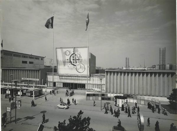 Milano - Fiera campionaria del 1960 - Padiglione Montecatini - Esterno - Viale dell'industria - Visitatori