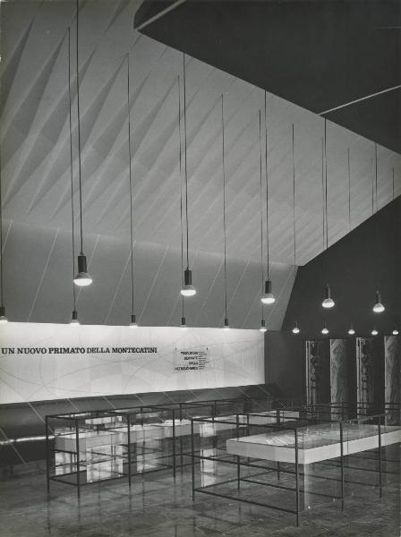 Milano - Fiera campionaria del 1960 - Padiglione Montecatini - Sala presentazione - Veduta dell'ingresso