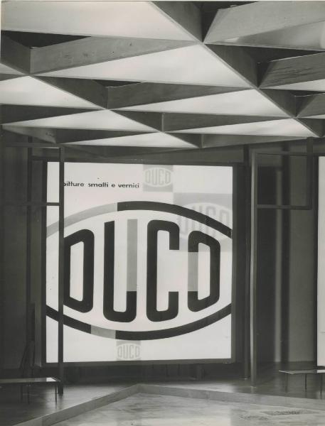 Milano - Fiera campionaria del 1958 - Padiglione Montecatini - Sala Duco - Parete con logo Duco