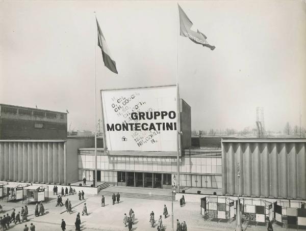 Milano - Fiera campionaria del 1958 - Padiglione Montecatini - Esterno - Viale dell'industria - Visitatori