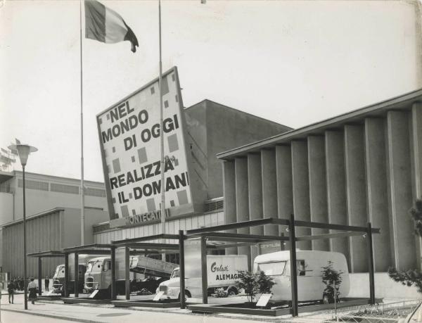 Milano - Fiera campionaria del 1961 - Padiglione Montecatini - Esterno - Esposizione Alluminio