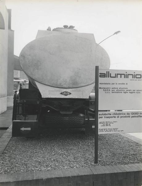 Milano - Fiera campionaria del 1961 - Padiglione Montecatini - Esterno - Esposizione Alluminio - Autobotte