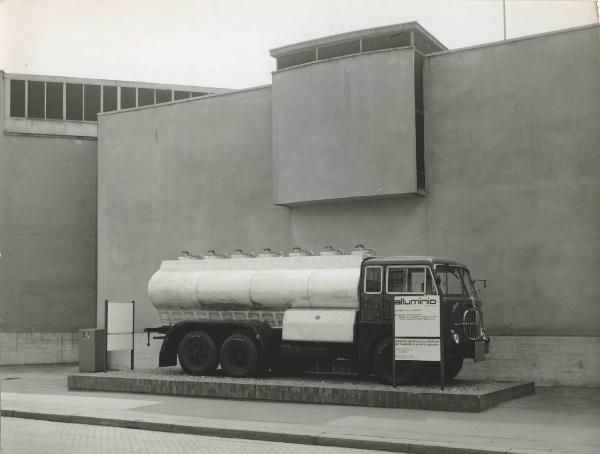 Milano - Fiera campionaria del 1961 - Padiglione Montecatini - Esterno - Esposizione Alluminio - Autobotte