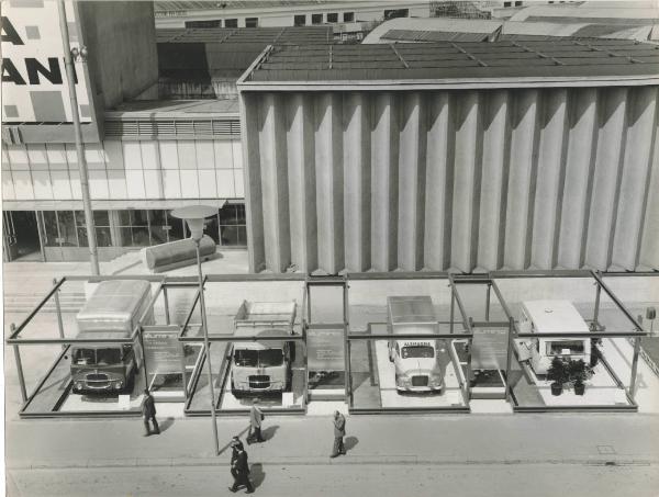 Milano - Fiera campionaria del 1961 - Padiglione Montecatini - Esterno - Esposizione Alluminio - Mezzi di trasporto