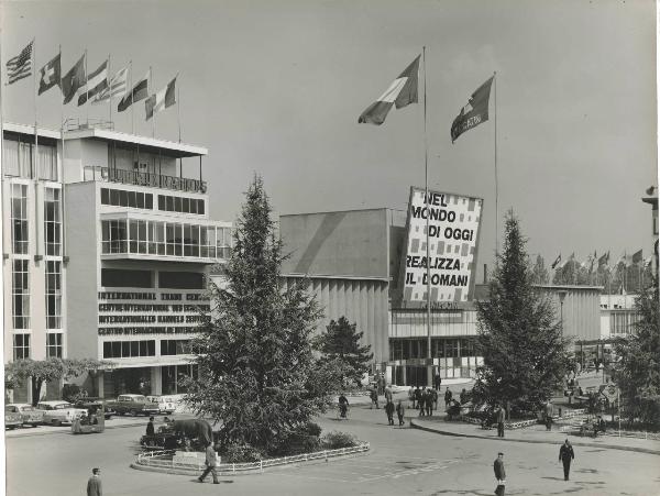 Milano - Fiera campionaria del 1961 - Palazzo Club Aux Nations - Padiglione Montecatini - Esterno - Visitatori