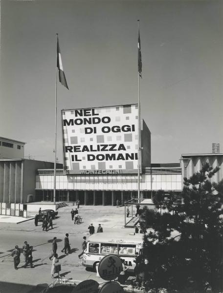 Milano - Fiera campionaria del 1961 - Padiglione Montecatini - Esterno - Pannello - Visitatori