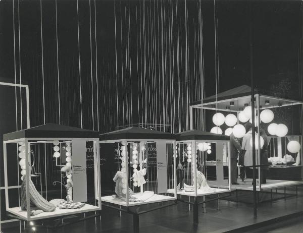 Milano - Fiera campionaria del 1961 - Padiglione Montecatini - Sala tessuti sintetici - Vetrine espositive - Vestiti - Tessuti