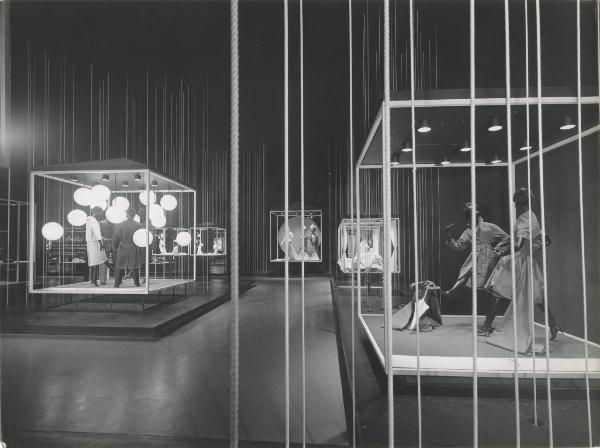 Milano - Fiera campionaria del 1961 - Padiglione Montecatini - Sala tessuti sintetici - Vetrine espositive - Vestiti - Tessuti