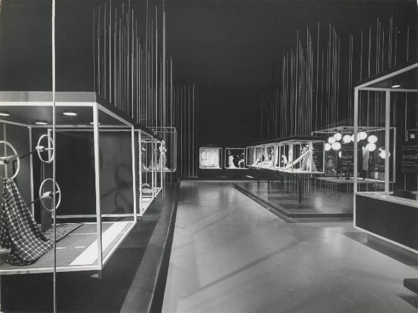 Milano - Fiera campionaria del 1961 - Padiglione Montecatini - Sala tessuti sintetici - Vetrine espositive - Vestiti - Tessuti