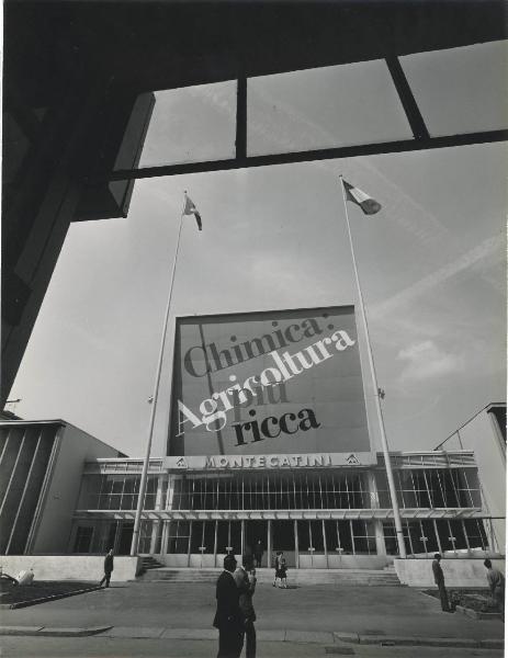 Milano - Fiera campionaria del 1966 - Padiglione Montecatini Edison - Mostra "chimica: agricoltura più ricca" - Esterno - Pannello