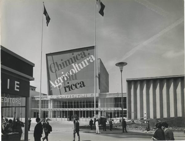 Milano - Fiera campionaria del 1966 - Padiglione Montecatini Edison - Mostra "chimica: agricoltura più ricca" - Esterno - Pannello - Visitatori