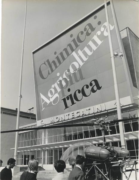 Milano - Fiera campionaria del 1966 - Padiglione Montecatini Edison - Mostra "chimica: agricoltura più ricca" - Esterno - Pannello - Visitatori