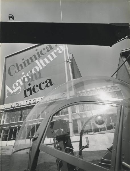 Milano - Fiera campionaria del 1966 - Padiglione Montecatini Edison - Mostra "chimica: agricoltura più ricca" - Esterno - Pannello - Elicottero