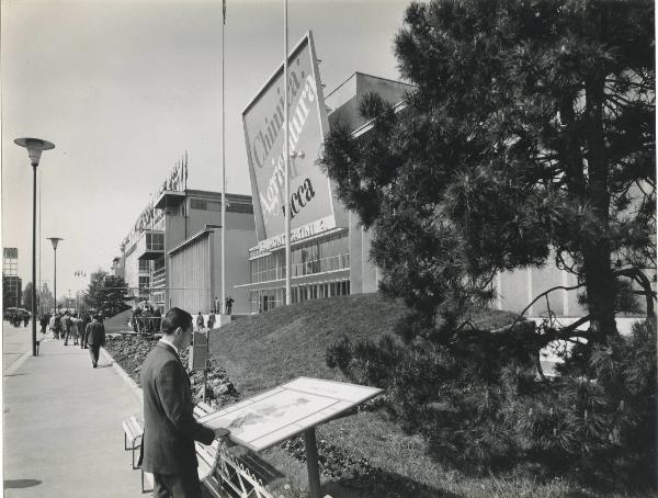 Milano - Fiera campionaria del 1966 - Padiglione Montecatini Edison - Mostra "chimica: agricoltura più ricca" - Esterno - Pannello - Visitatore