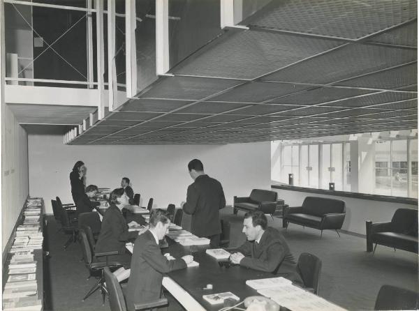 Milano - Fiera campionaria del 1966 - Padiglione Montecatini Edison - Interno - Accoglienza - Visitatori